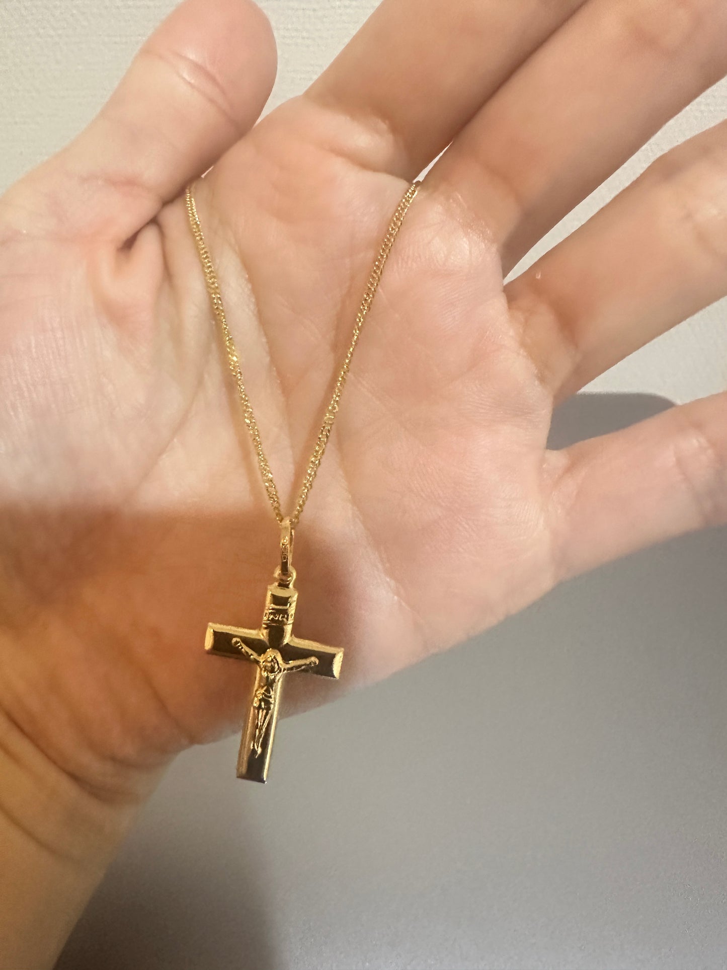 18k Saudi Gold Cross Pendant Necklace