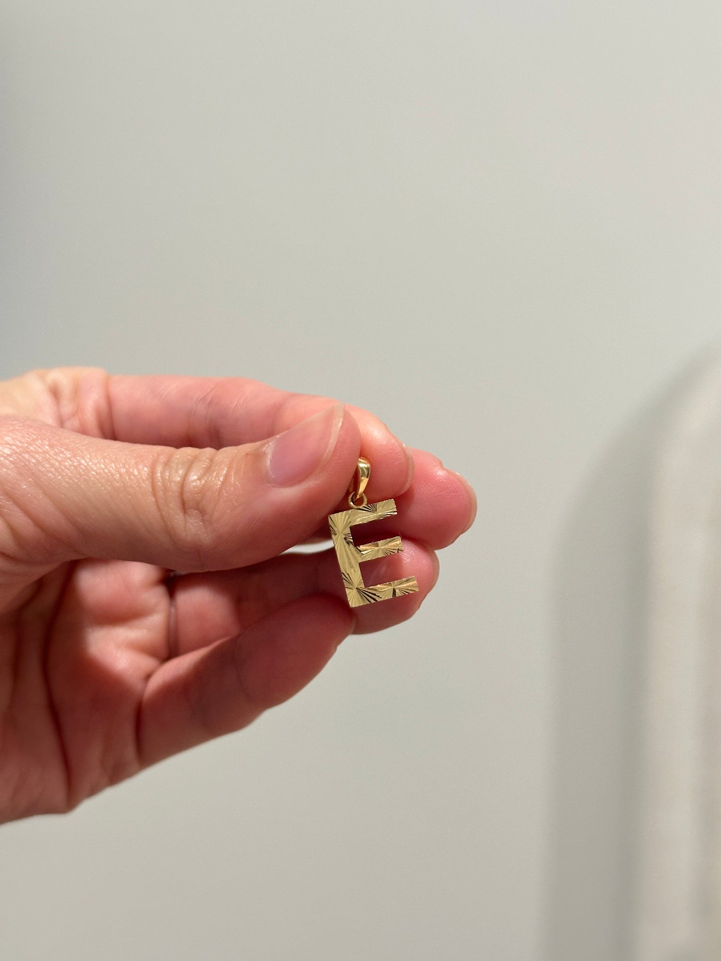 18k Letter E pendant